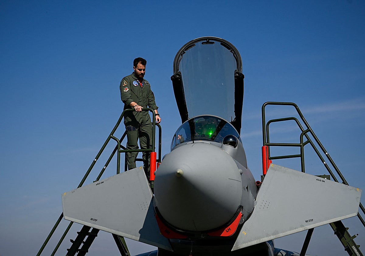 Piloto del Ejército del Aire en un Eurofighter