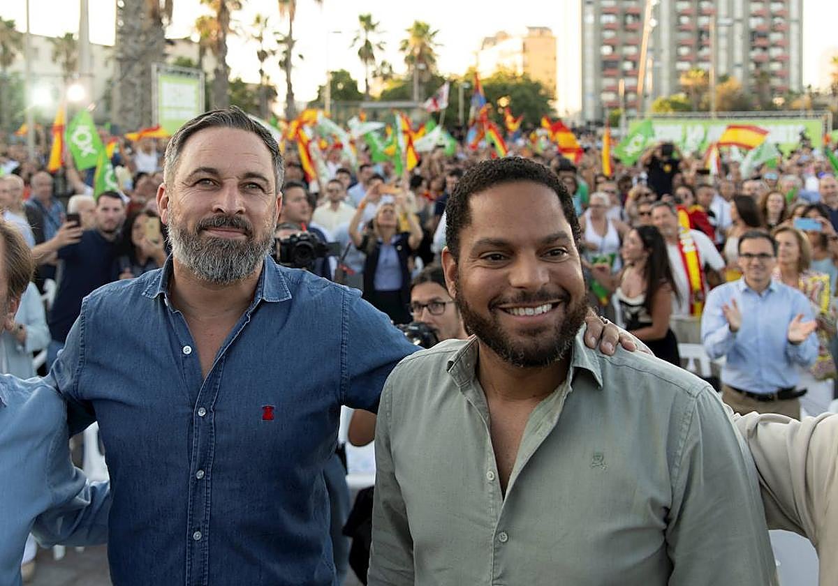 Abascal, líder nacional de Vox, junto a Garriga, secretario general, en un acto de campaña
