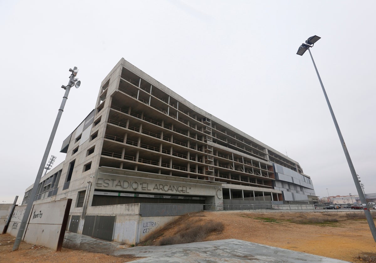 Fachada inacabada del estadio El Arcángel en la grada de Preferencia