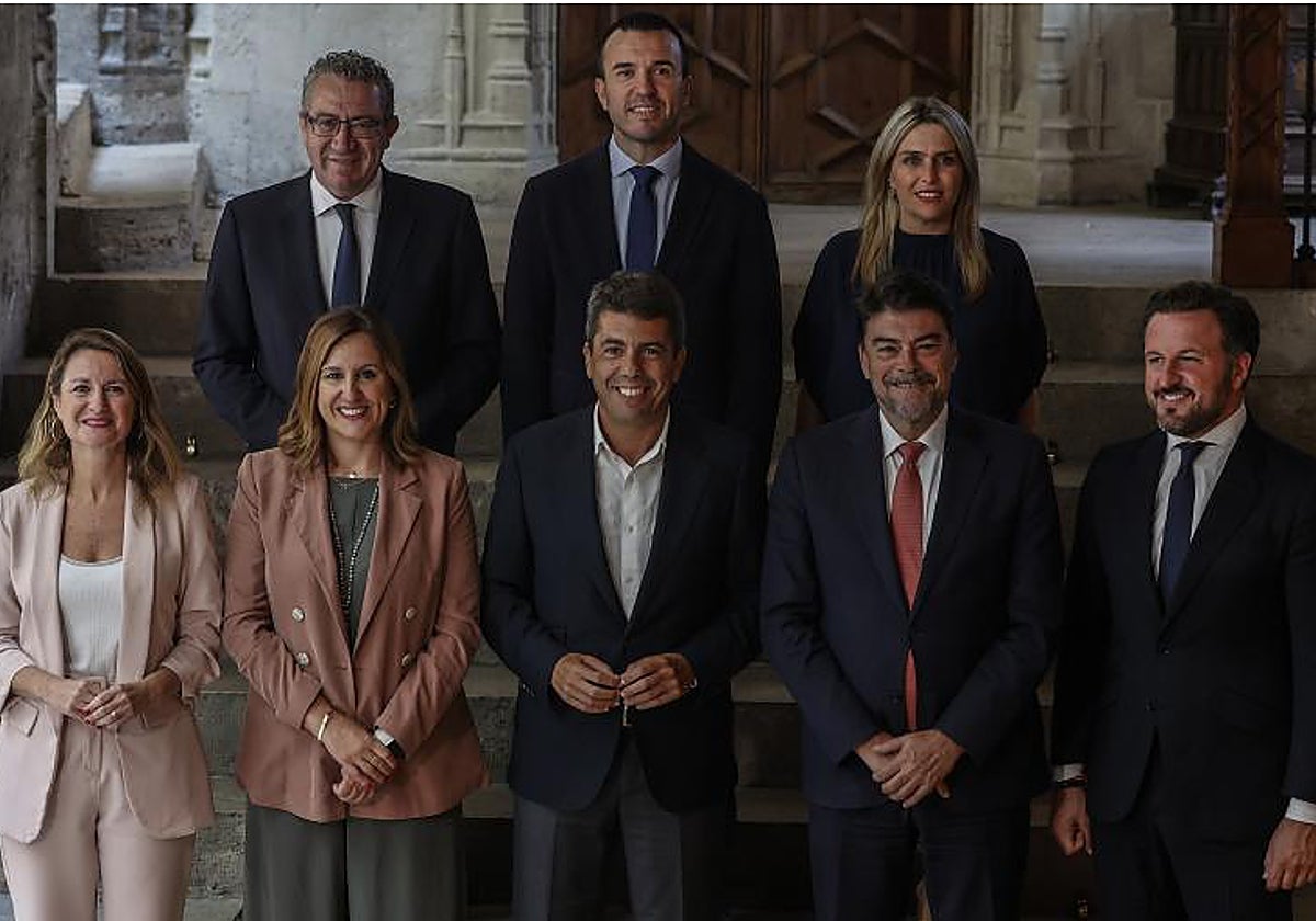 El presidente de la Generalitat, Carlos Mazón,  con los presidentes de las diputaciones y con las alcaldesas y alcaldes de Valencia, Castellón, Alicante y Elche