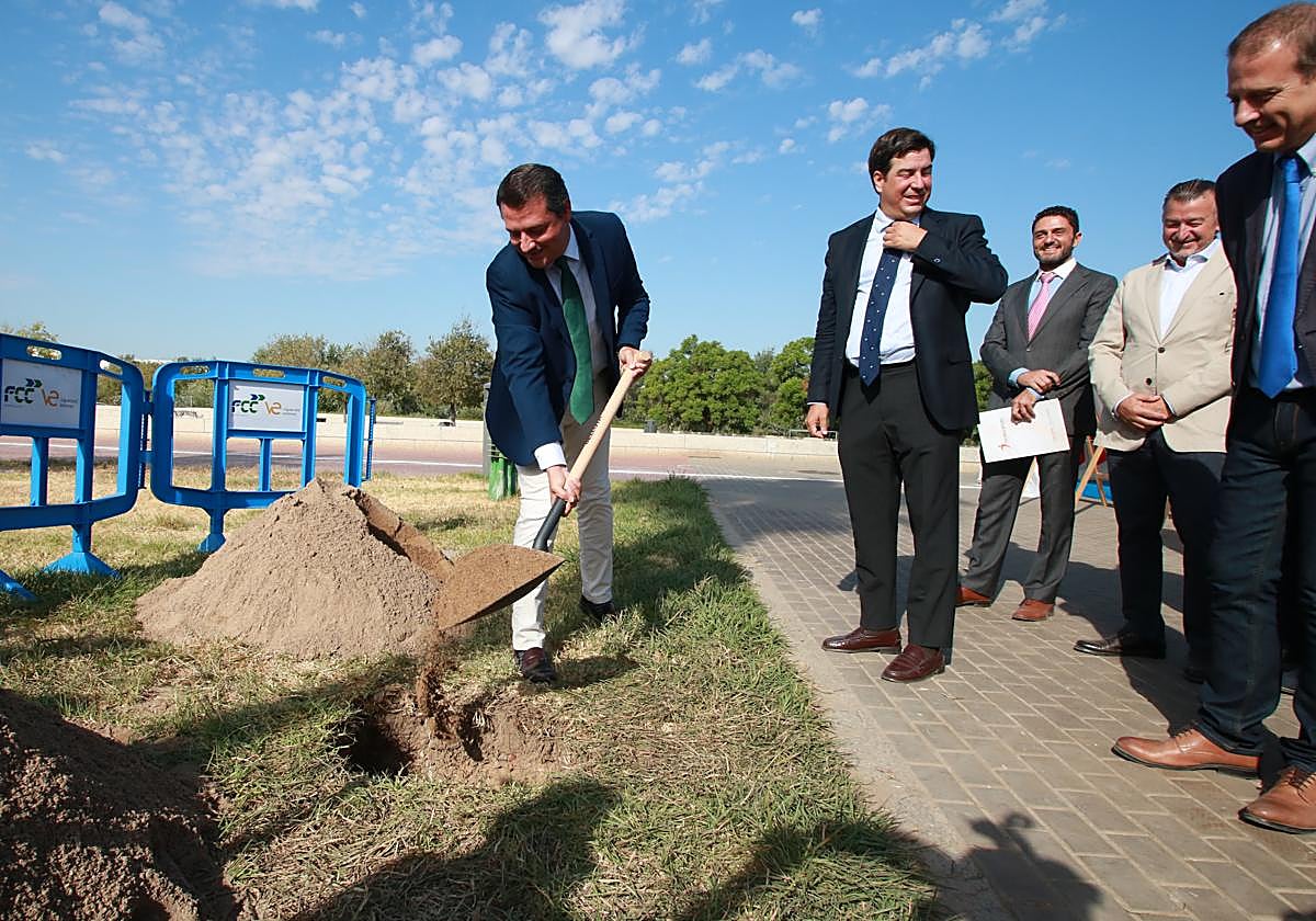 El alcalde, José María Bellido, poniendo la primera piedra del tanque de tormentas
