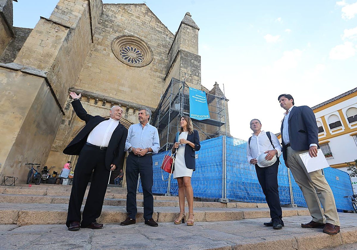El párroco y el presidente de Vimcorsa conversan a las puertas de Santa Marina
