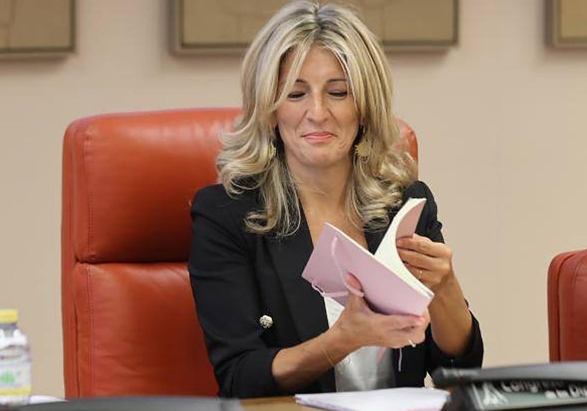 La líder de Sumar, Yolanda Díaz, durante la reunión con su grupo parlamentario