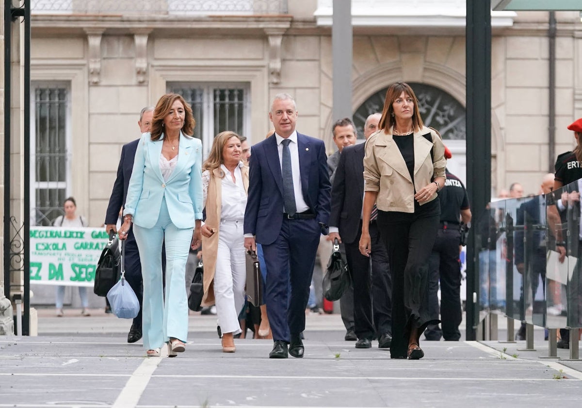 Iñigo Urkullu ha llegado al Parlamento de Vitoria acompañado de todos sus consejeros