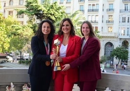 Catalá recibe y felicita en nombre de la ciudad a las futbolistas valencianas campeonas del mundo 2023