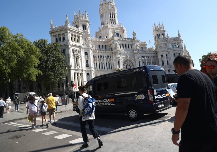 La Policía Nacional evacua la zona de Cibeles