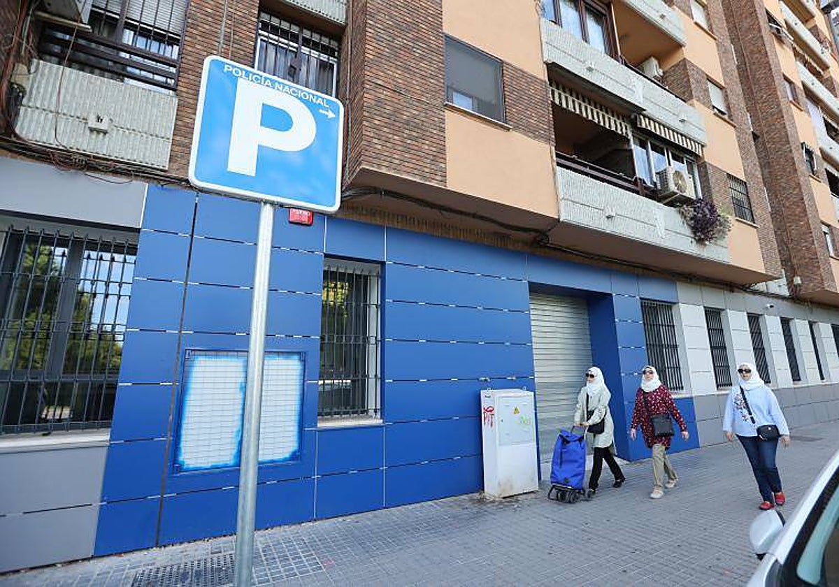 Algunas mujeres con velo islámico en una calle de Córdoba