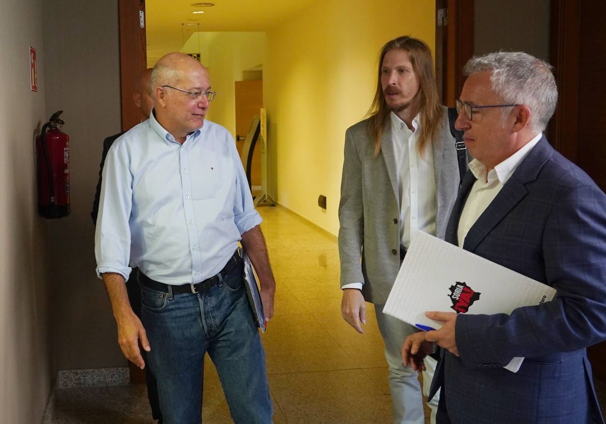 El procurador de Ciudadanos, Francisco Igea, con los parlamentarios Pablo Fernández (Podemos) y Ángel Ceña (Soria ¡Ya!) este jueves en las Cortes de Castilla y León