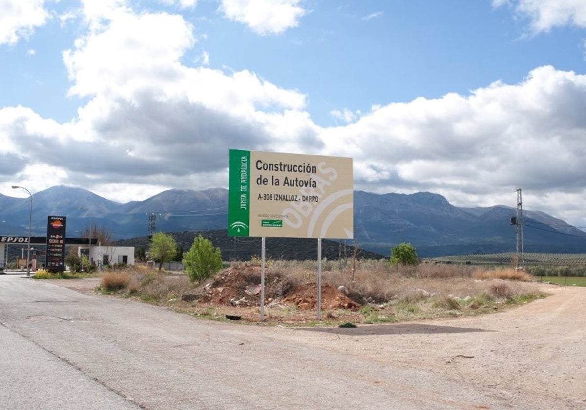 Un cartel anuncia la construcción de la autovía, de la que no se hizo ni un kilómetro