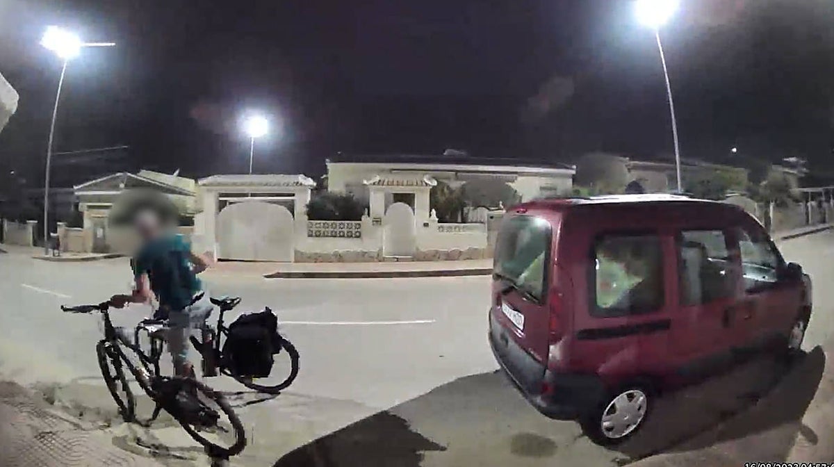 Imagen del ladrón de bicicletas tras haber robado un par de ellas en Alicante