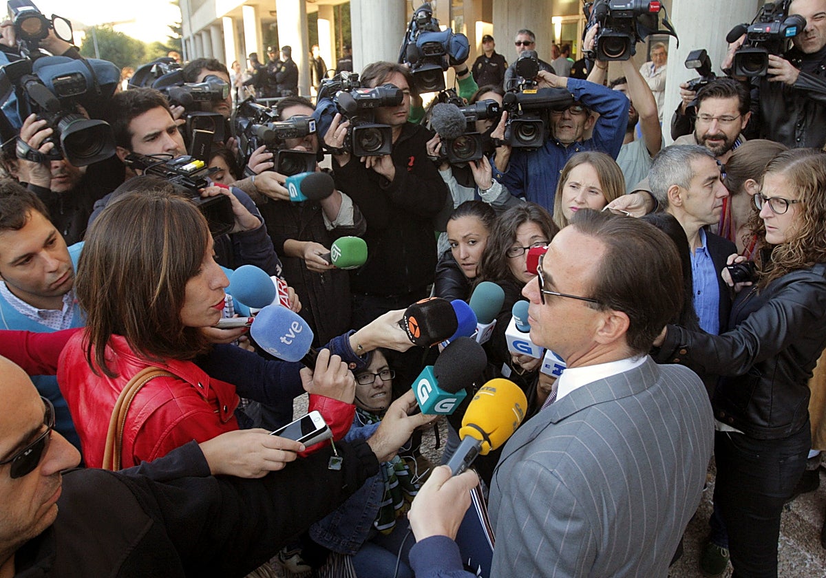Cámaras, micrófonos y periodistas rodean al abogado de la acusación particular, Ricardo Pérez-Lama, durante el juicio de Asunta, en septiembre de 2015