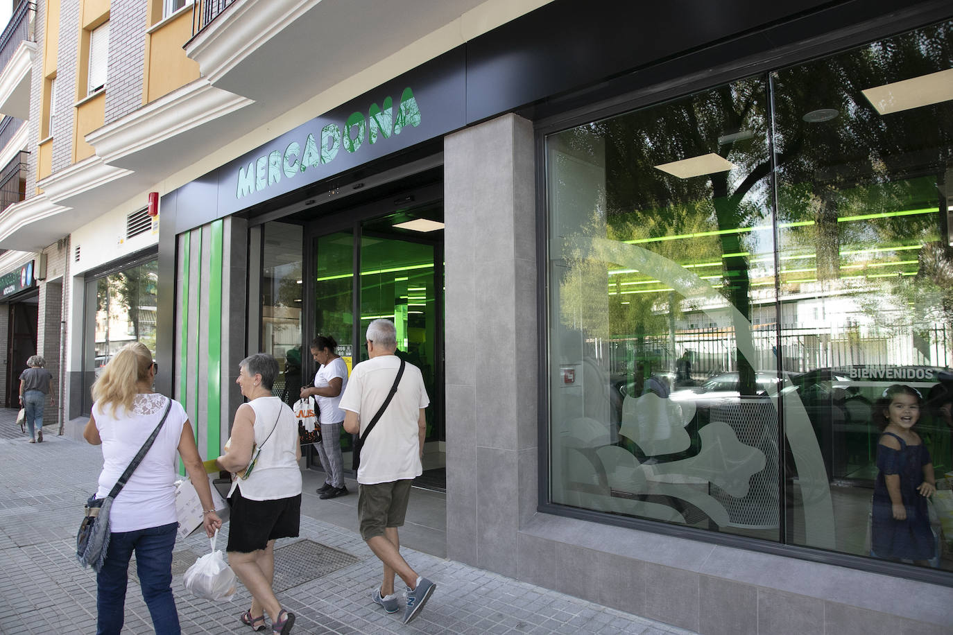 En imágenes, la esperada reapertura del Mercadona de Ronda de la Manca en Córdoba