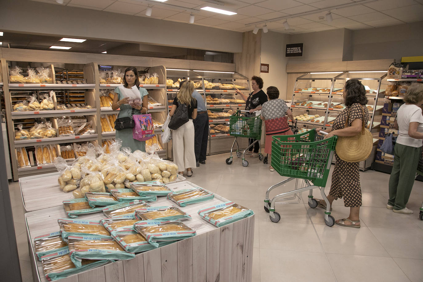 En imágenes, la esperada reapertura del Mercadona de Ronda de la Manca en Córdoba