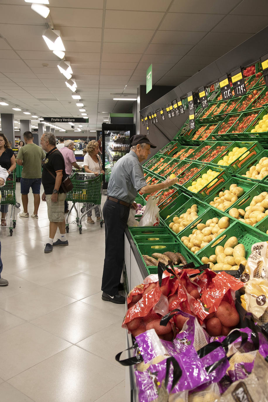 En imágenes, la esperada reapertura del Mercadona de Ronda de la Manca en Córdoba