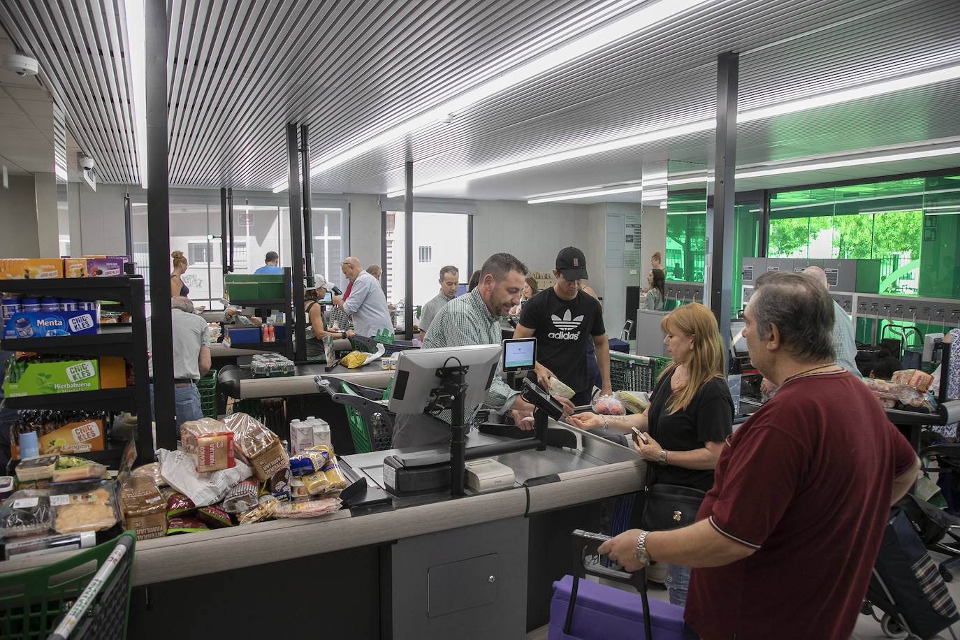 En imágenes, la esperada reapertura del Mercadona de Ronda de la Manca en Córdoba