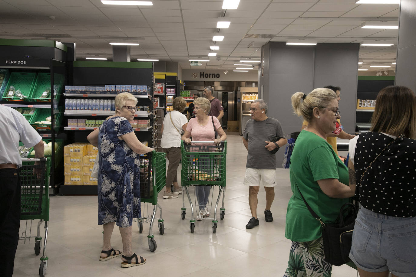 En imágenes, la esperada reapertura del Mercadona de Ronda de la Manca en Córdoba