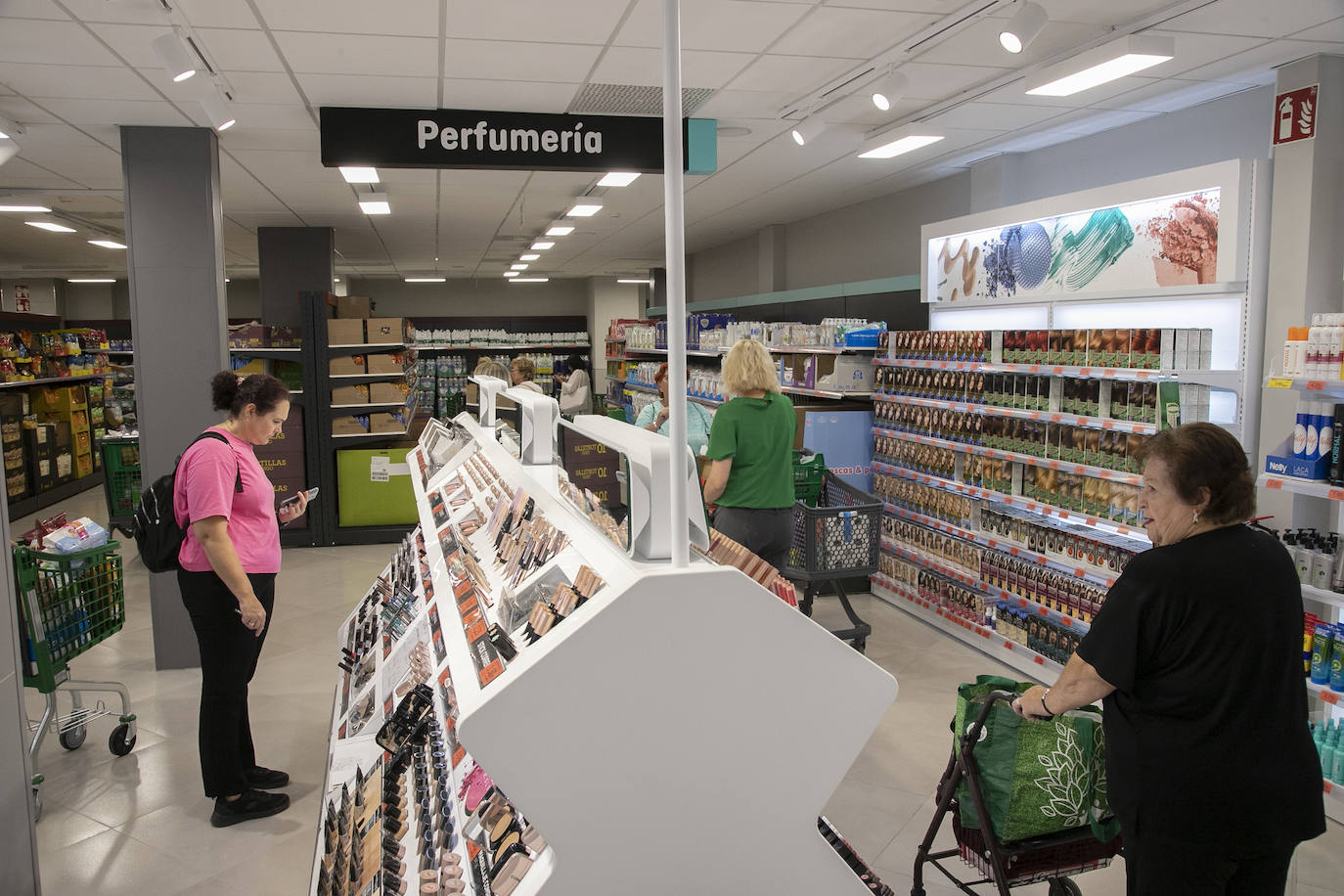 En imágenes, la esperada reapertura del Mercadona de Ronda de la Manca en Córdoba