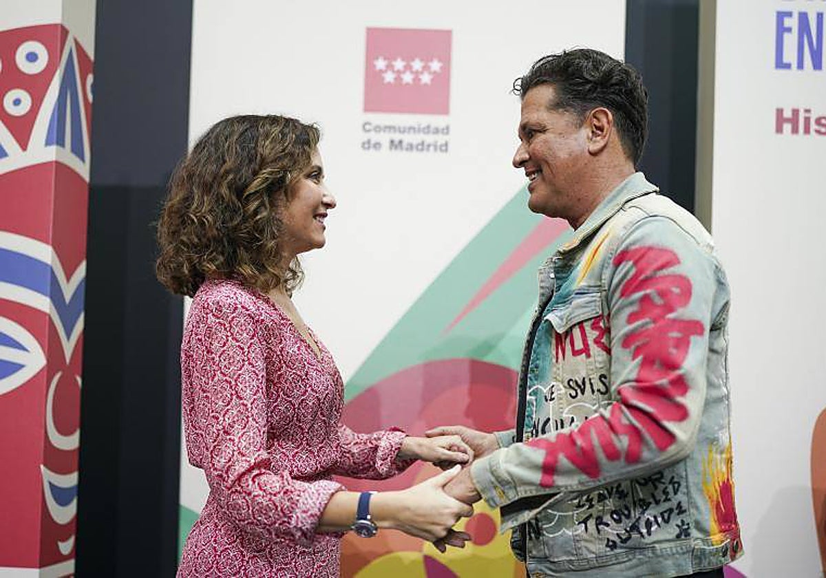 Isabel Díaz Ayuso con Carlos Vives, en la Real Casa de Correos