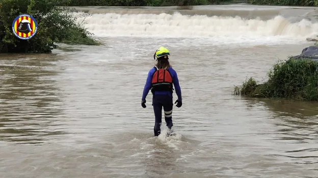 Imagen que muestra la inundación de la acequia donde se realizaba la búsqueda del trabajador desaparecido tras ser arrastrado por la corriente.