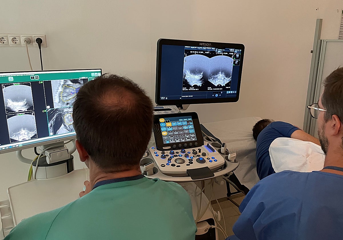 Dos facultativos del Reina Sofía ante una prueba diagnóstica de próstata