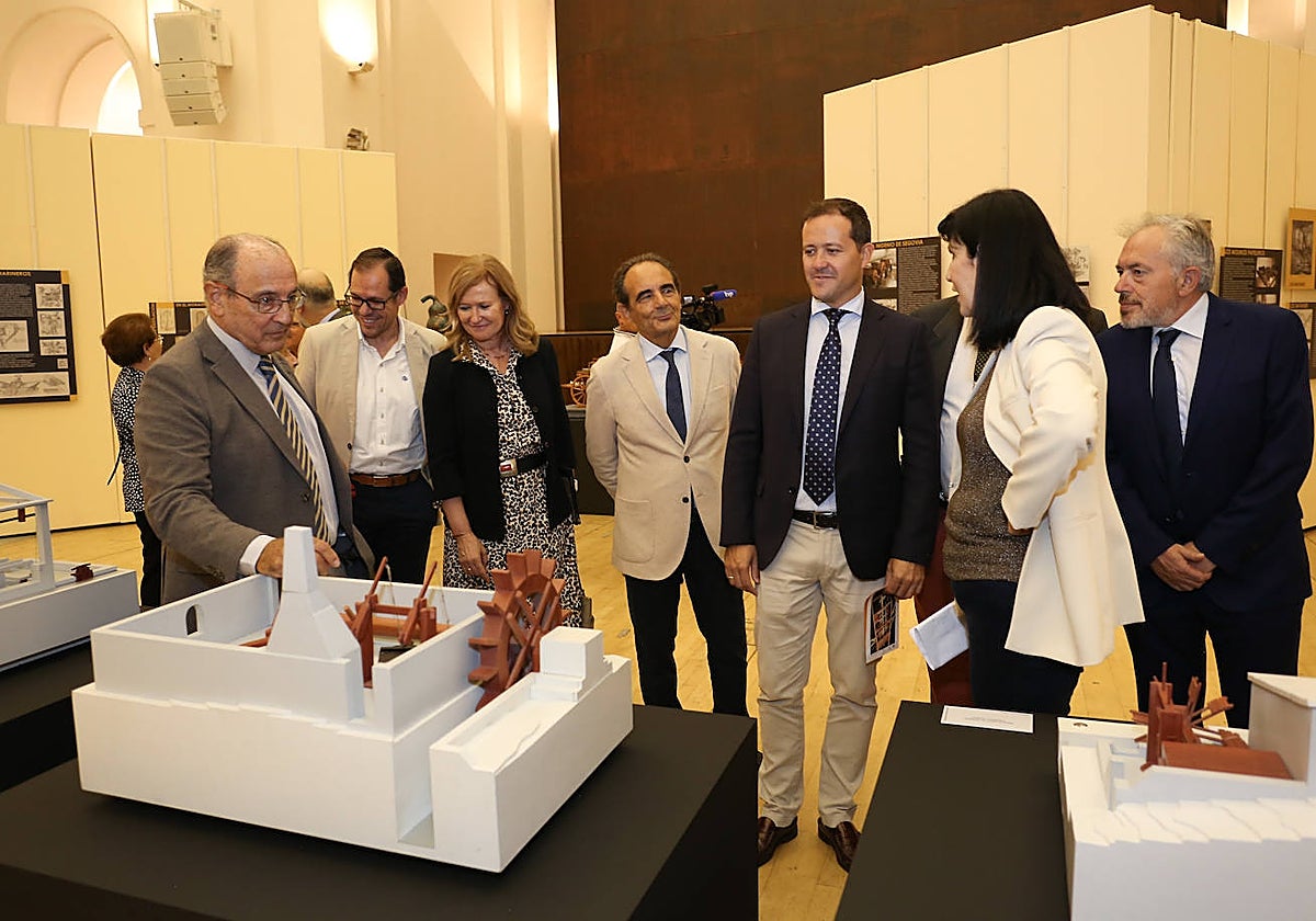El alcalde de Toledo visita la muestra 'Felipe II. Los ingenios y las máquinas'