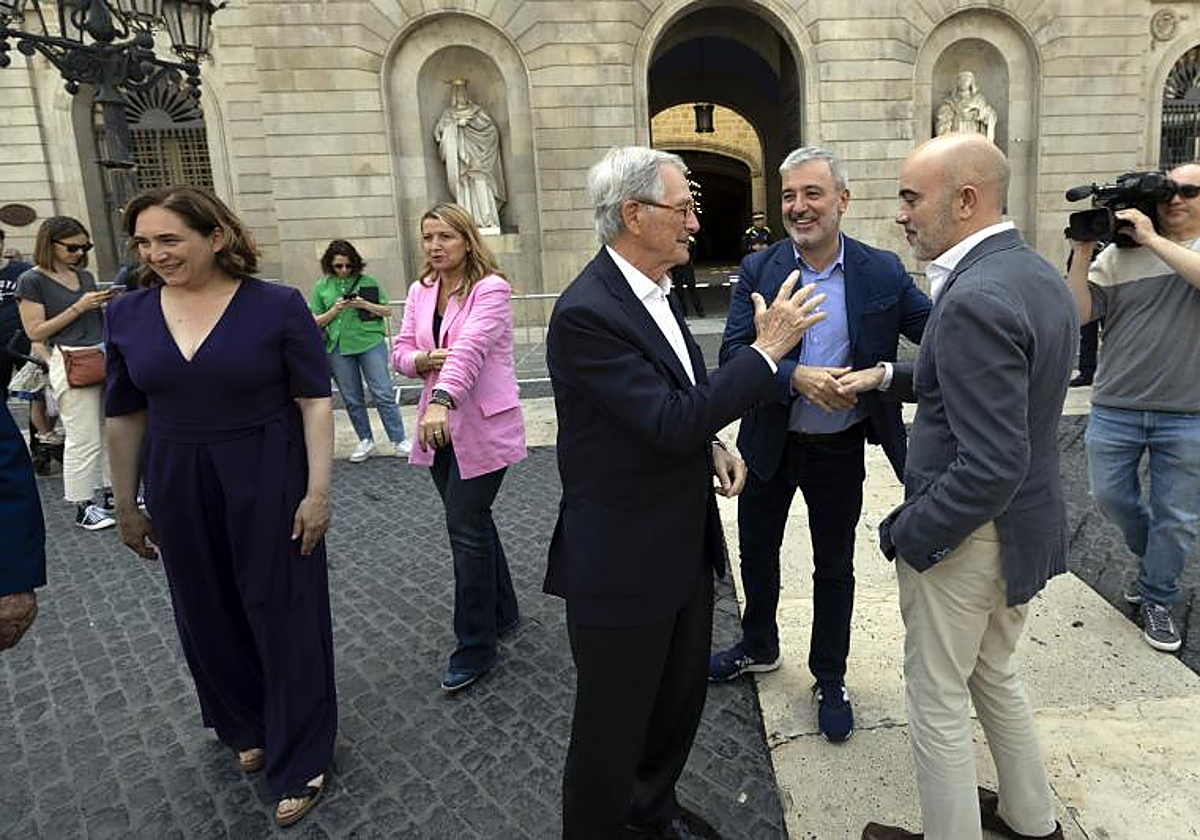 Daniel Sirera (PP) conversa con Xavier Trias (Junts) y Jaume Collboni (PSC), en la plaza San Jaime de Barcelona, unos días antes de las elecciones municipales