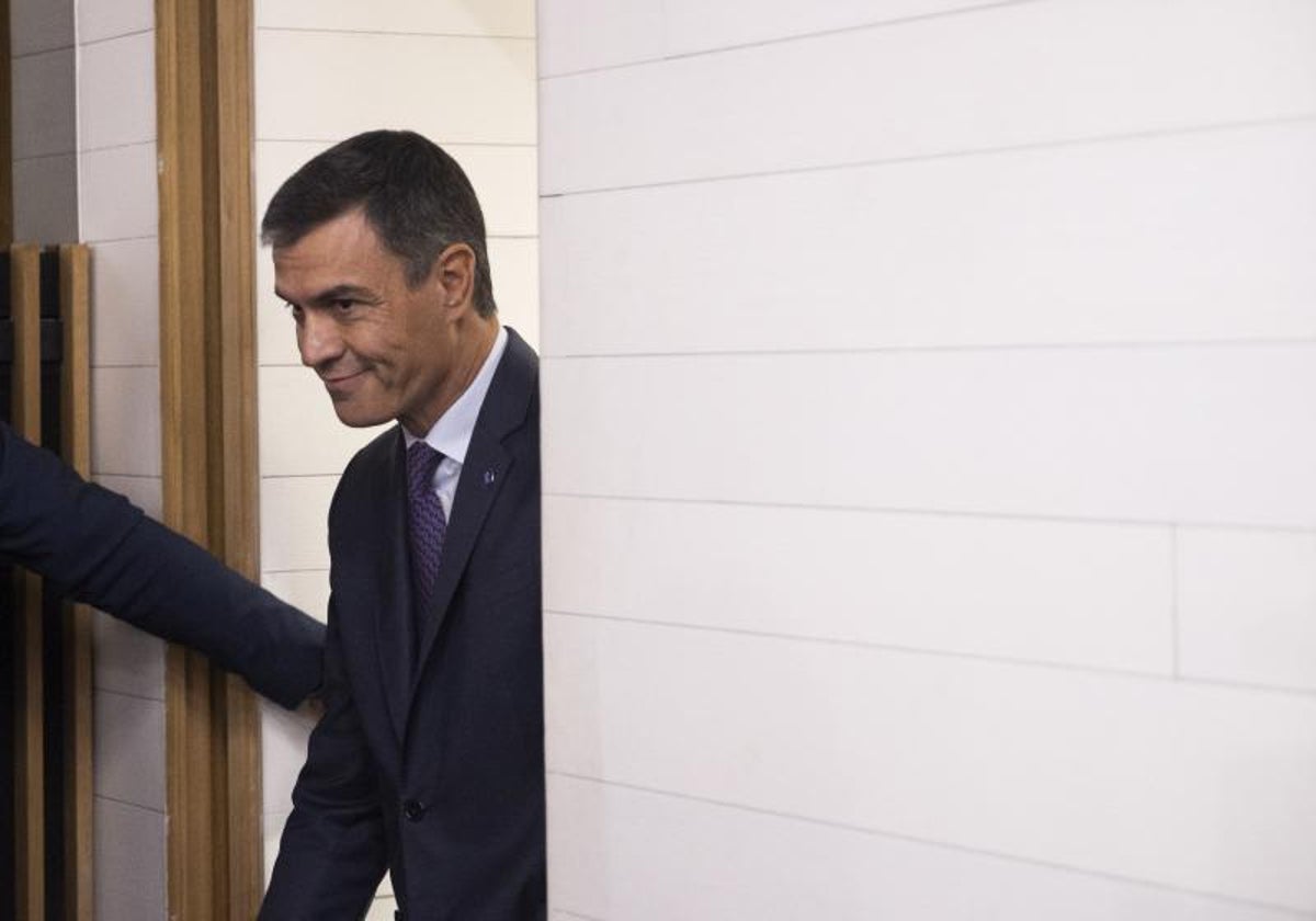 l Presidente del Gobierno en funciones Pedro Sanchez visita la CEOE y se reune con su presidente Antonio Garamendi