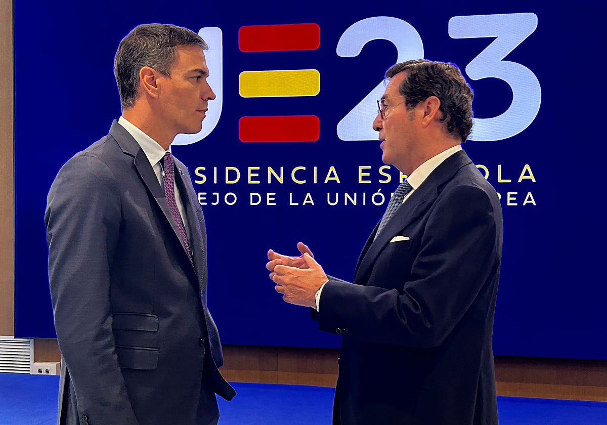 Pedro Sánchez y Antonio Garamendi, este viernes en la sede de la CEOE en Madrid