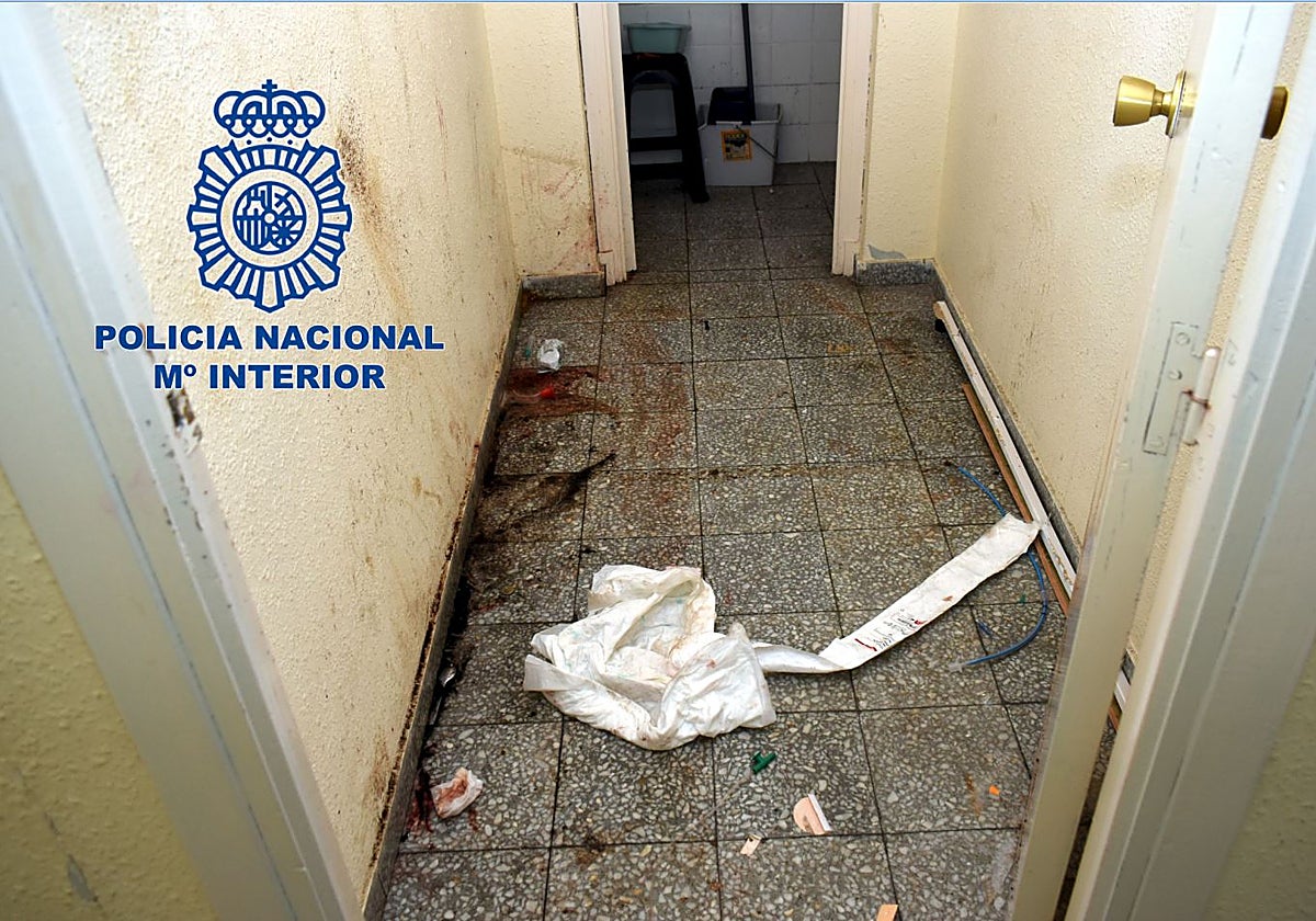 Imagen del interior de la casa de Alicante donde torturaron a un joven de 18 años