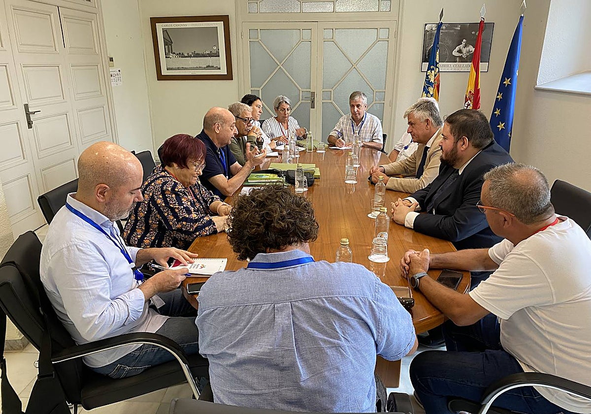 Imagen de la reunión entre Lumbreras y representantes de CAVE-COVA sobre las propuestas de las asociaciones