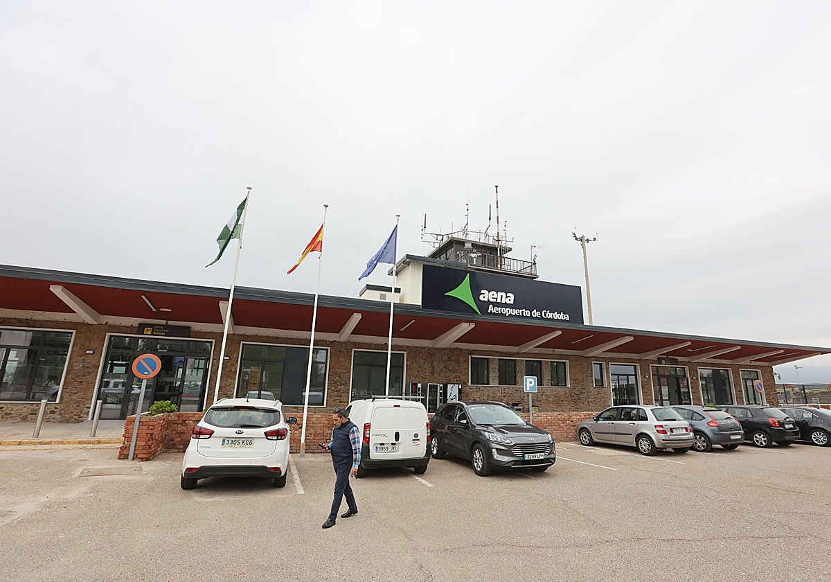 Edificio de la terminal del aeropuerto de Córdoba