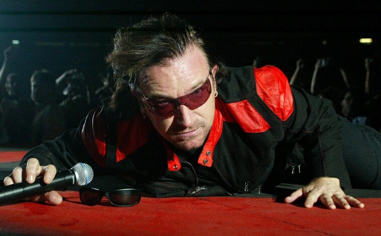 Imagen principal - El cantante Bono, en el estadio Vicente Calderón durante su gira Vértigo.  «Sabía que en la actuación se cayó de espaldas, pero nunca pensé que me miraría, a mi lado.  Con el objetivo gran angular puesto, sólo tenía que disparar”, dice Ángel, que también ha fotografiado a Barack Obama.  En la otra instantánea, el homenaje a su madre y a todas las víctimas fallecidas por el coronavirus, con la colaboración del fotógrafo David Mudarra.