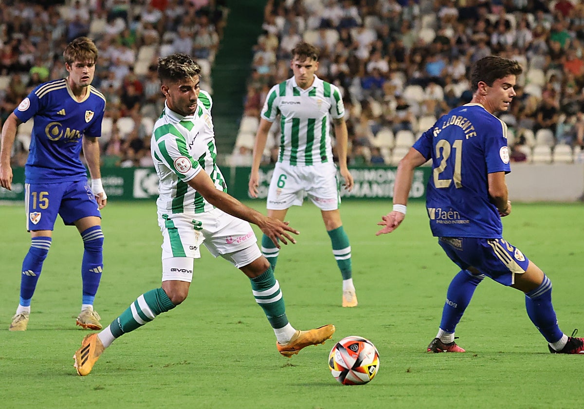 Calderón conduce el balón durante el partido en El Arcángel