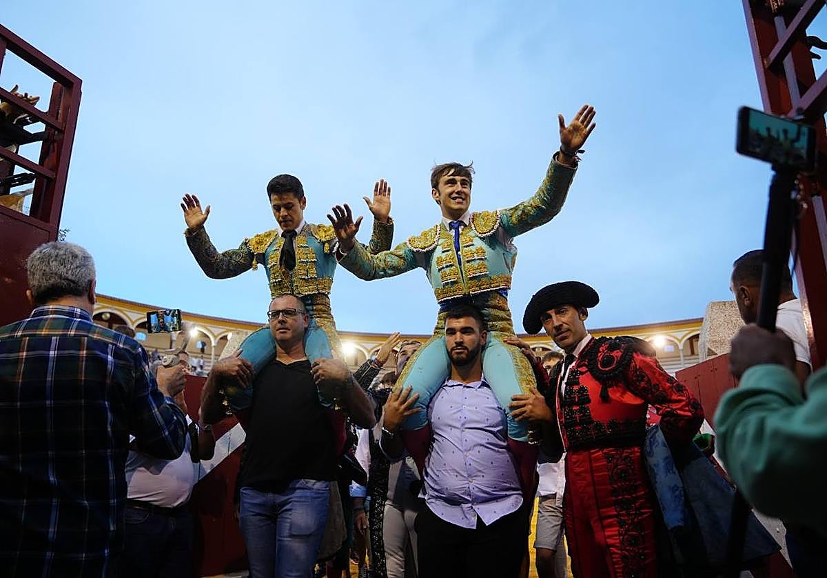 Los novilleros saliendo a hombros de la plaza de Pozoblanco