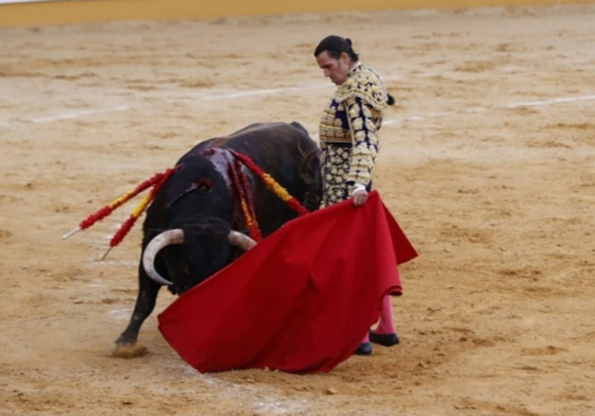 Uceda Leal toreando por el pitón izquierdo