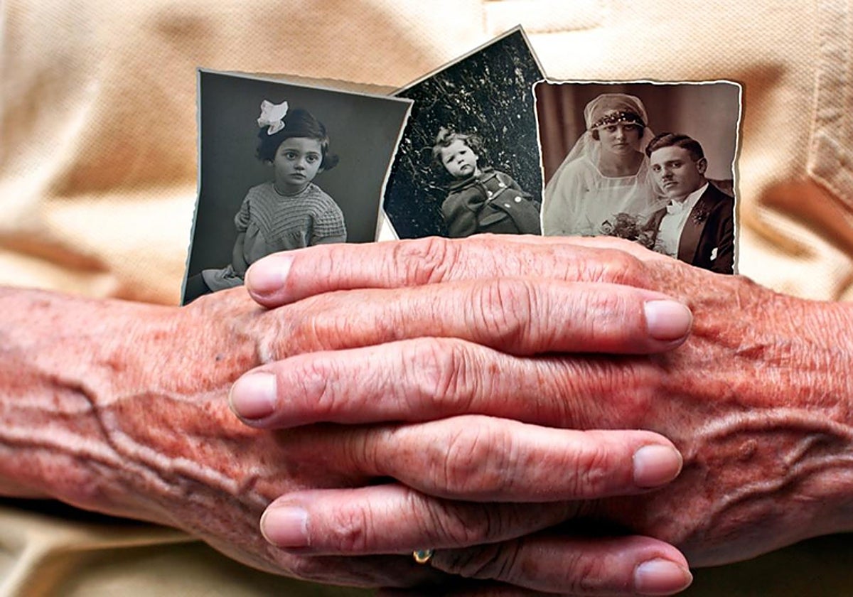 Una mujer sostiene fotos antiguas