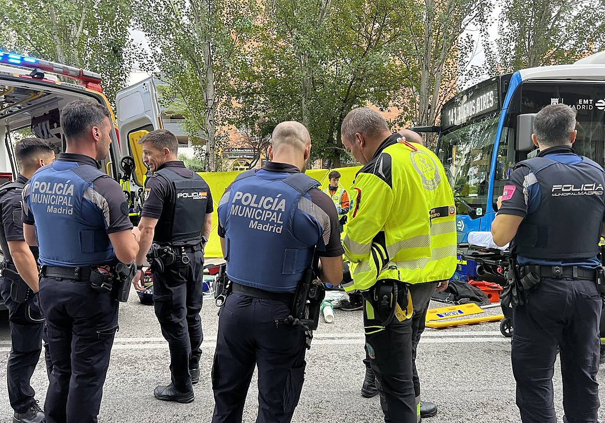 Los servicios de emergencia atienden al hombre atropellado en Madrid