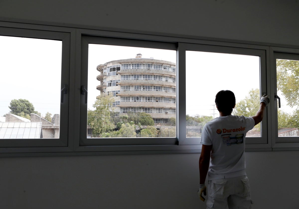 La torre de Agrónomos vista a través de las cristaleras de una clase del campus de FP