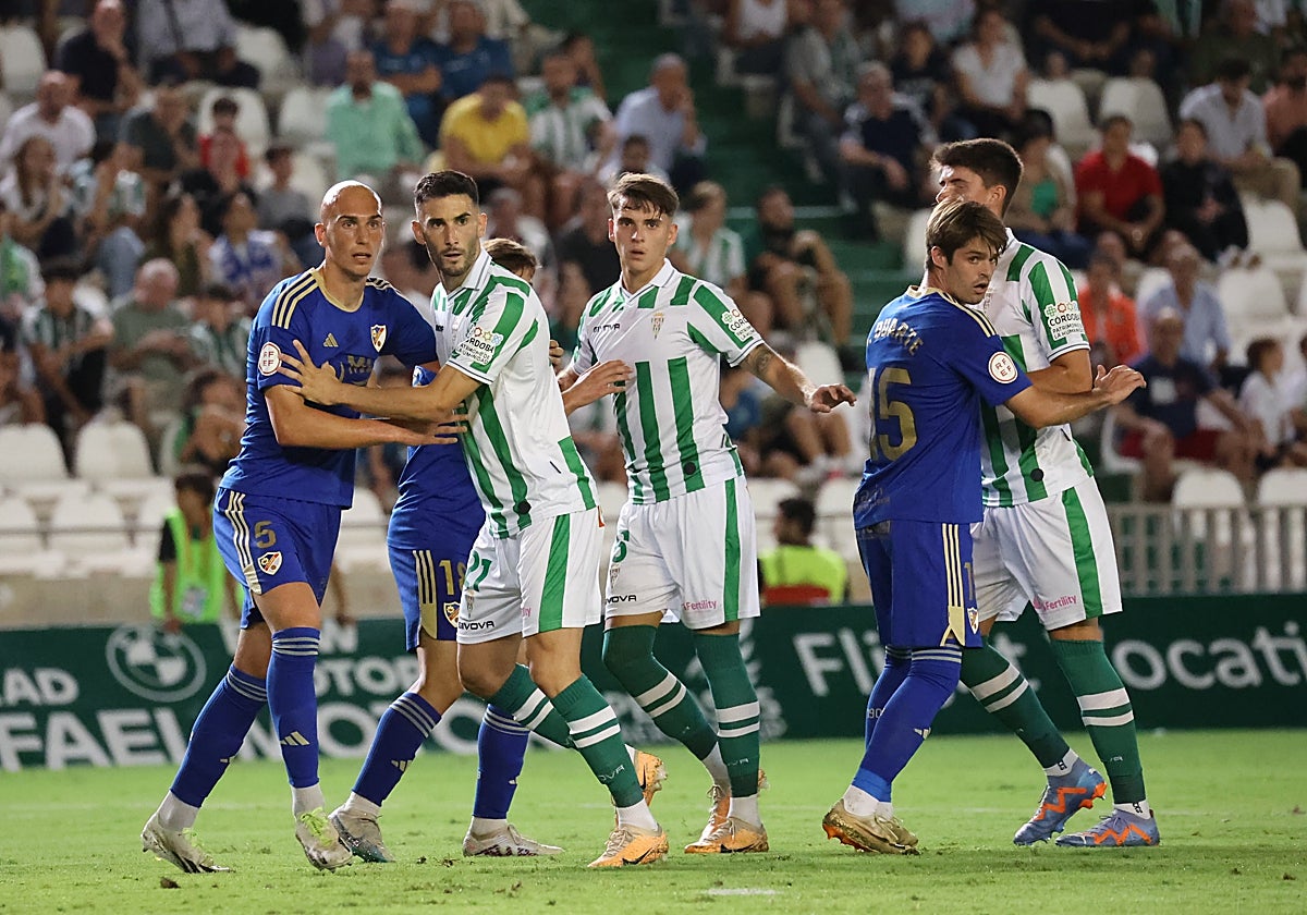 Los jugadores del Córdoba durante una acción del partido ante el Linares