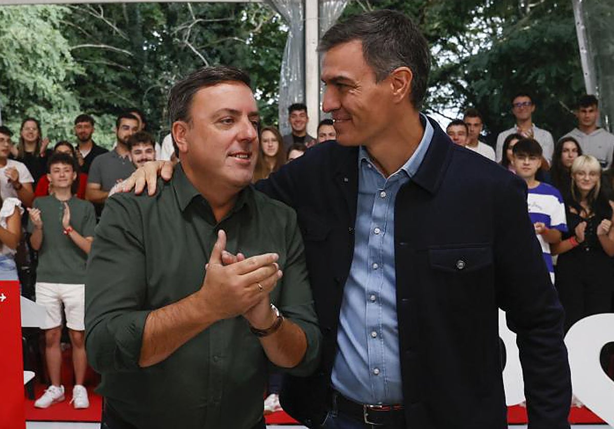 Sánchez, junto al líder de los socialistas gallegos, Valentín González Formoso, al comienzo del acto en Sigüeiro