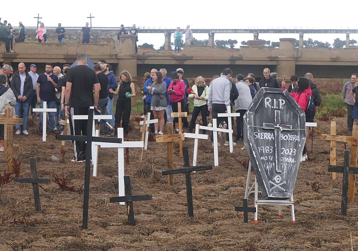 Participantes de la marcha en el embalse de Sierra Boyera, donde plantaron cruces para simbolizar que está «muerto»