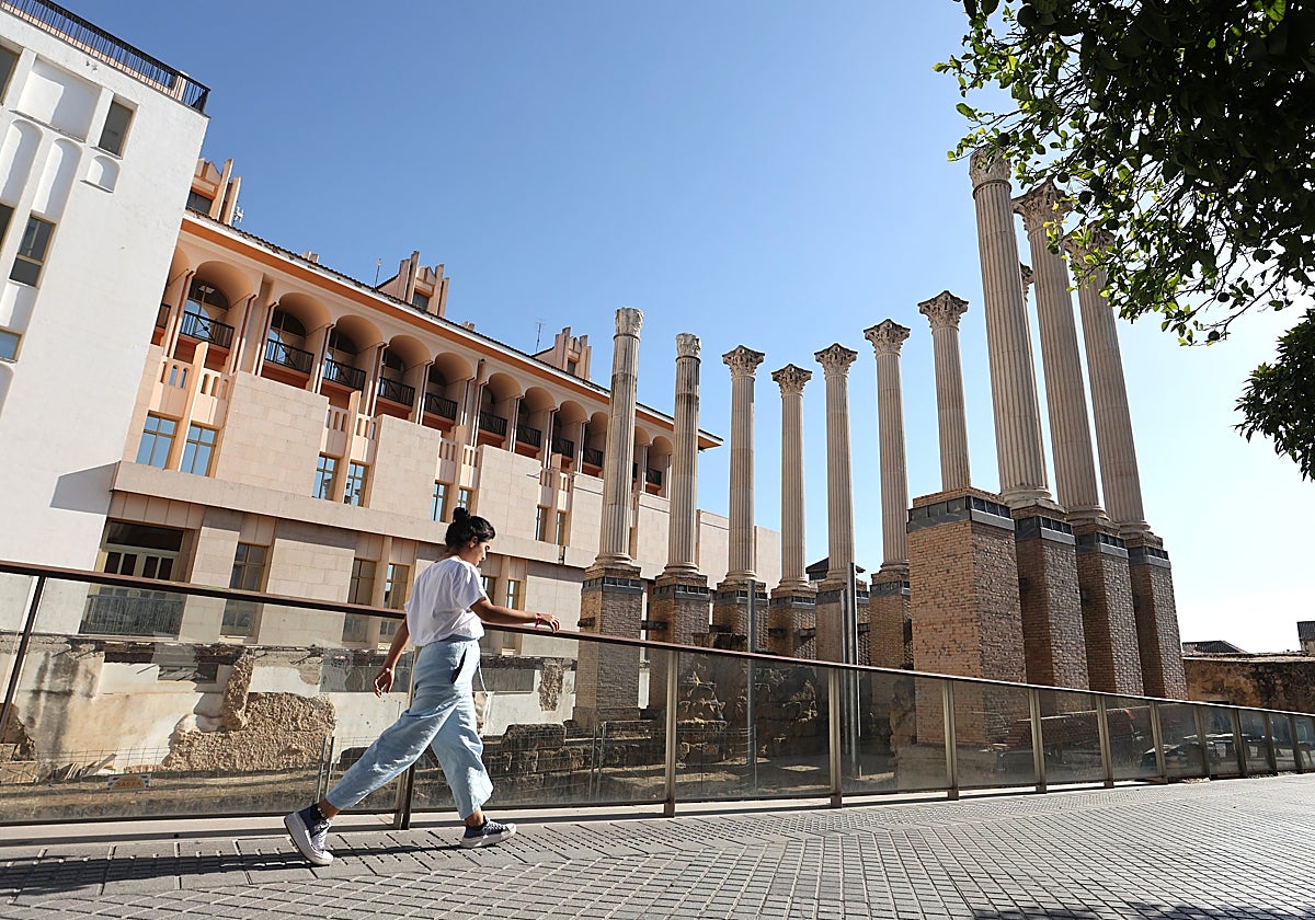 Una mujer pasea por el exterior del Templo Romano de Córdoba