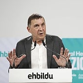 Otegi presiona a Sánchez con una manifestación y le advierte que no es «realista» gobernar sin dar nada a cambio