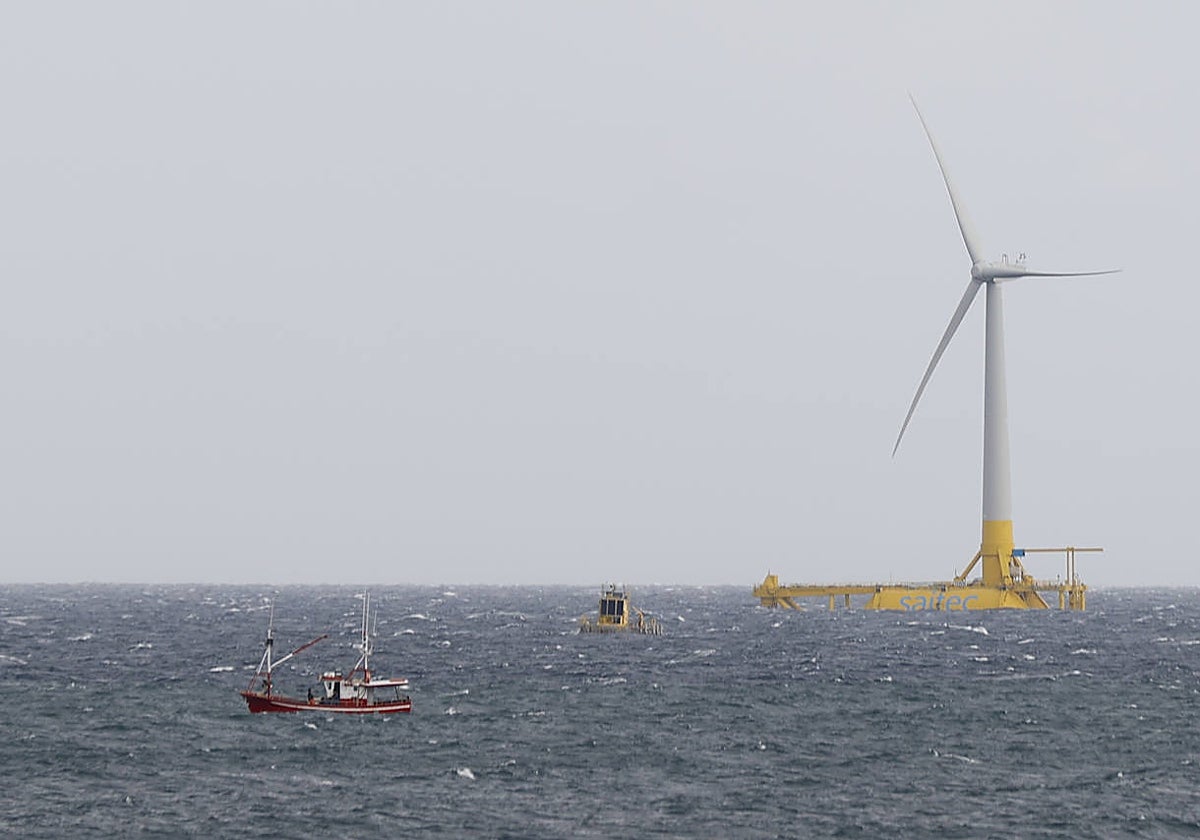 El molino está fondeado a dos millas de la costa