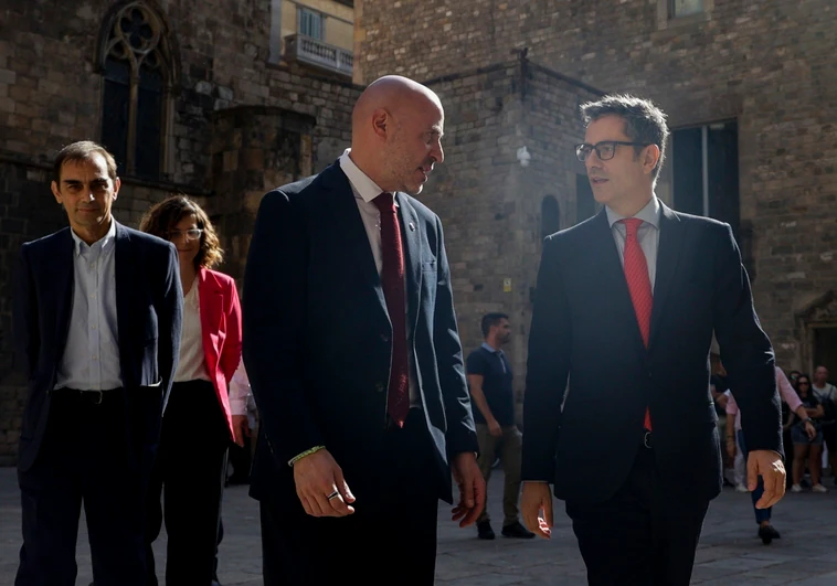 El ministro de Presidencia, Félix Bolaños, durante su visita este lunes a Barcelona, ​​junto al delegado del Gobierno en Cataluña, Carlos Prieto