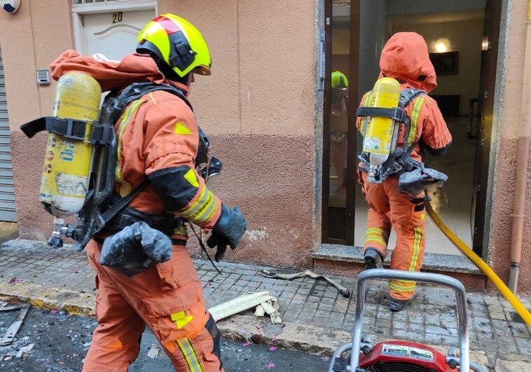 Imagen de la actuación de los bomberos en el incendio de Alfafar