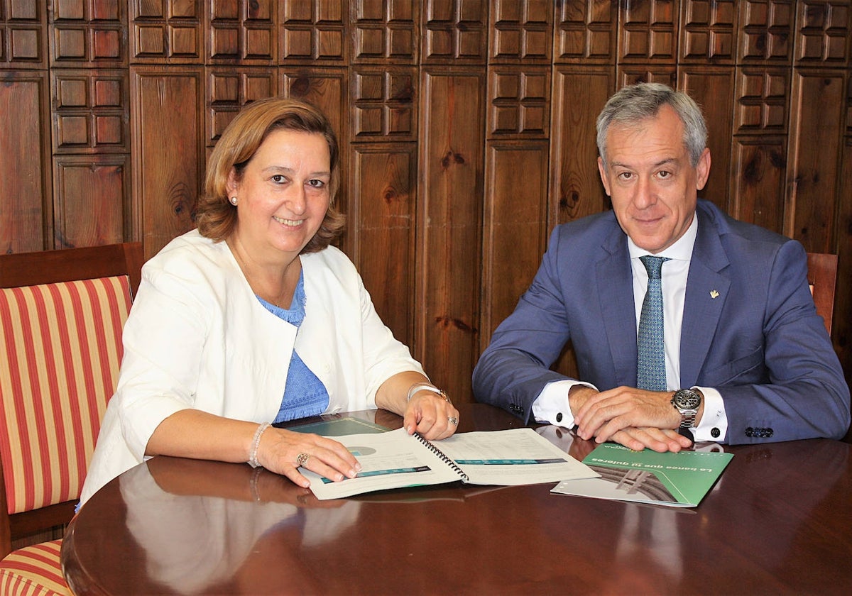 Conchi Cedillo y Javier López durante su reunión en la Diputación