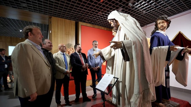 Julián Urbano, el consiliario, Juan Manuel Carrasco, Rafael Cano y Manuel Luque Bonillo, ante las figuras del misterio