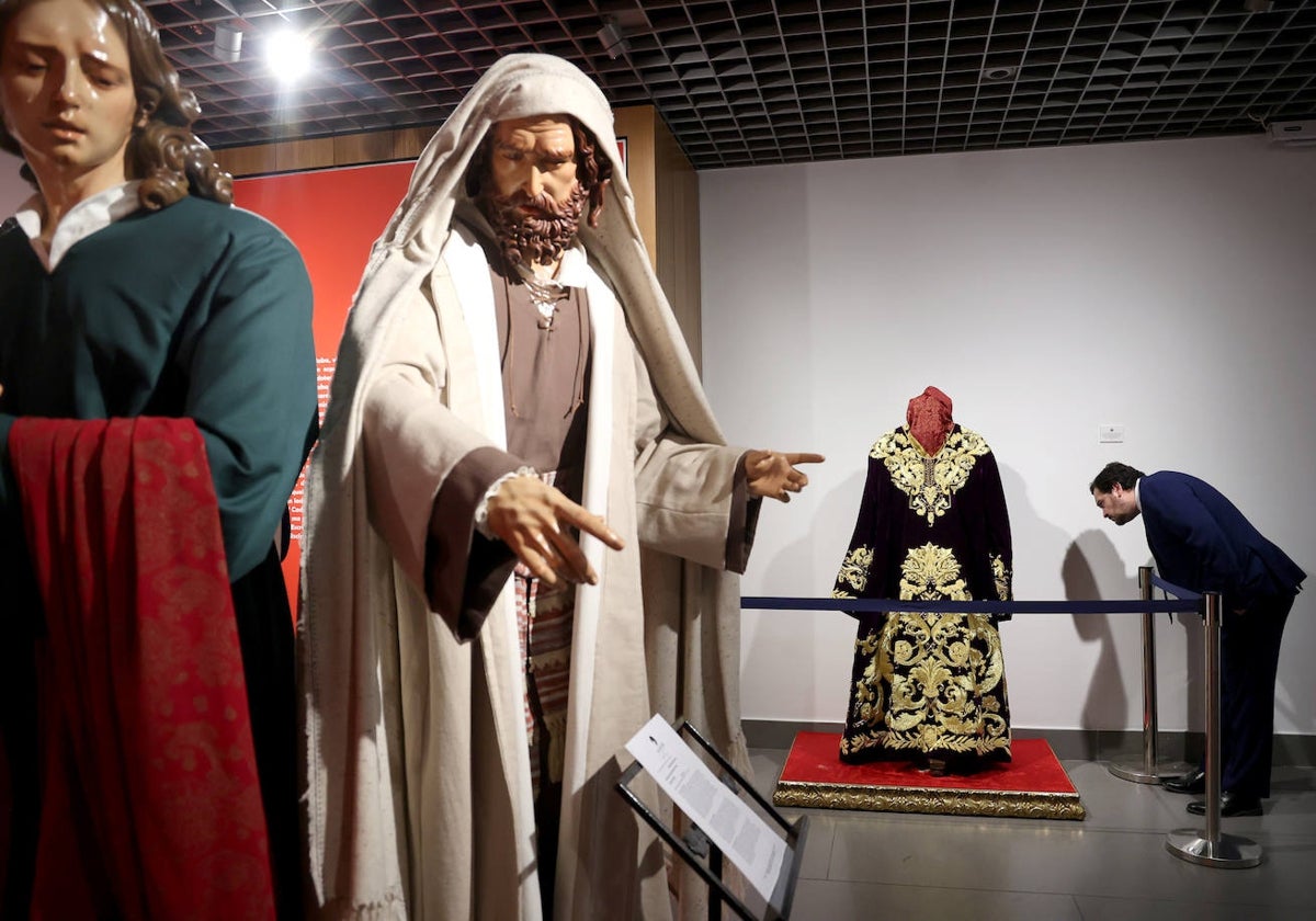 San Juan y Judas, en primer plano, y la túnica bordada del Señor de la Salud, en la exposición '10 años de Salud en Córdoba'