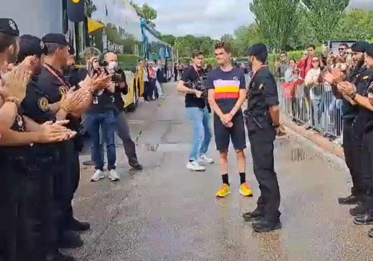 Homenaje de los agentes al ganador de la Vuelta